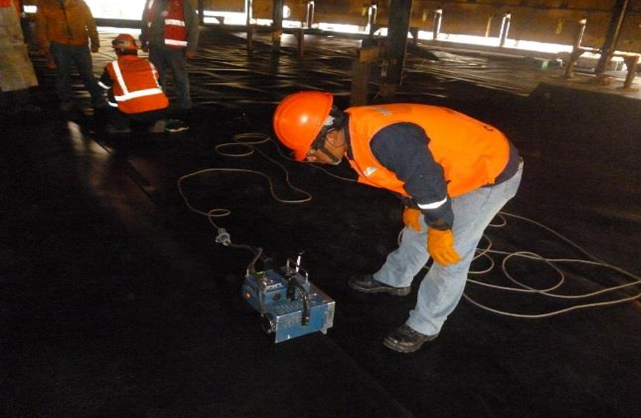 Instalación de Geomembrana y Geotextil en Interior Tanque 03 (80,000 Bls – Petróleo R500)